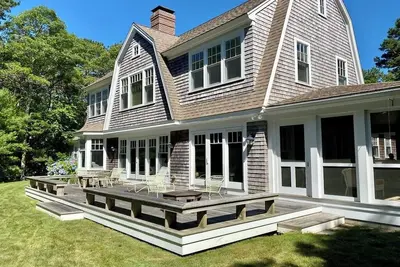 Image de Beautiful family home water views, walk to beach, air conditioning!