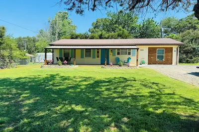 Cozy Ranch Style Home - Minutes from the Lake, with boat parking!