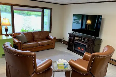 Image de Serene river apartment walking distance to downtown and Heartland Trail!