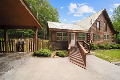 Image de Cabin in the Smokies-Sleeps 6-Creek-Hot Tub-Firepit-WiFi-Wheelchair Accessible