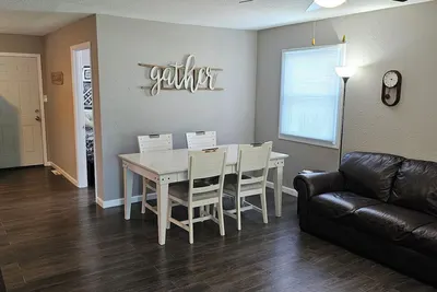 Image de Modern 3bd/2ba near U of I with a large master suite!