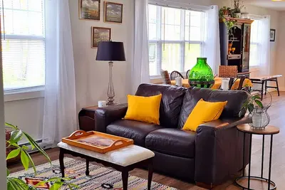 Image de Tucked away on quiet street but short walk to Mahone Bay and all its amenities.