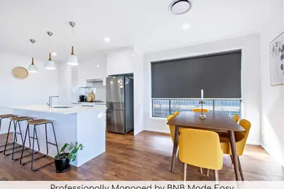 Image de Sandstone - Family Entertainer, Refined Living