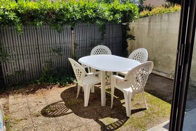 Image de Studio climatisé avec Jardinet, Piscine et Parking à 500m de la Plage
