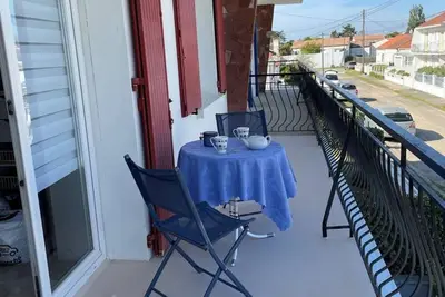 Image de Appartement familial à 50m de la plage - 2 chambres, balcon, animaux acceptés, parking privatif