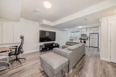 Image de Luxurious Basement Retreat: Your Hidden Oasis