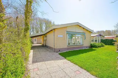 Image de Vacation home de Zeebries: 400 meters from the beach in Julianadorp aan Zee. beach theme room, open kitchen, sheltered terrace, enclosed garden, two bedrooms and modern bathroom. Close to beach pavilions and park facilities.