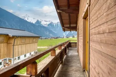 Image de Stunning location for families or larger groups on a private Mountain retreat.