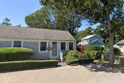 Image de Cozy 2-bedroom cottage, 0. 2 mi walk to the beach and other popular attractions!