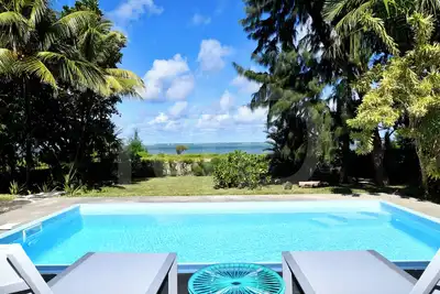 Image de Villa Le Badamier Rose, Pied Dans L'eau, Piscine, Plage a L'infini de Riambel
