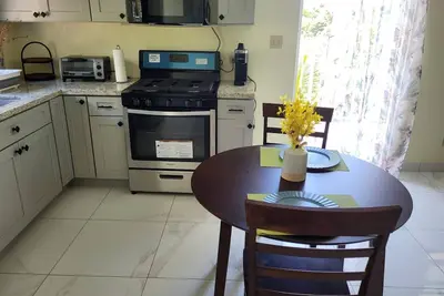 Image de Sunny 2-Bedroom Retreat in Multi-Family Home