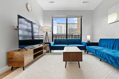 Image de Sleek 2br/2ba Condo in assembly with Stylish Décor