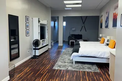 Image de Located at the start of Historic 25th. With a view of the surrounding mountains.