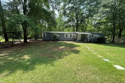 Cozy waterfront property near Hartwell lake.