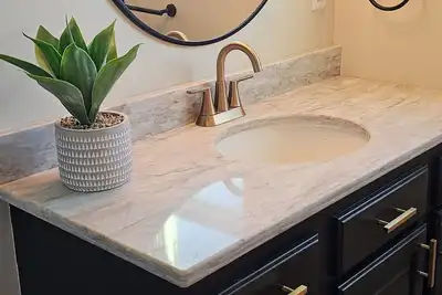 Image de Furnished accommodation with kitchen, one full bath and 2 bedroom's.