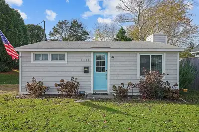 Coastal Cottage in Pt. Judith Walk to Beaches, Bi Ferry, Ice Cream, Aunt Carries.