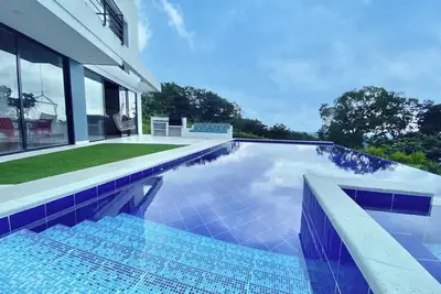 Image de Moderna y Lujosa Casa Campestre en Ibagué con Salón de Juegos