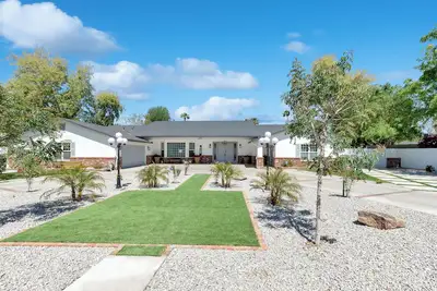Image de Ample and cozy Phoenix central corridor home with pool and equipped gym.