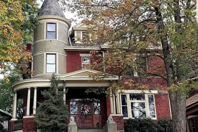 Image de Victorian for 30+ Guests, 5 Min to Downtown