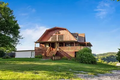 Image de Hillbilly Highrise with Hot Tub