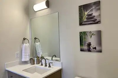 Image de Top Floor Modern 2 Bed 2 Bath - Mountain Views