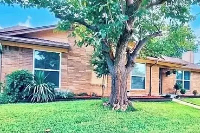 Image de Spacious House Sleeps 8 - Family and Pet Friendly Across from Park!