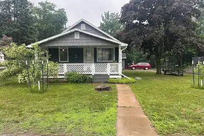 Image de Cozy bungalow in Marquette w/ hot tub. Minutes from Lake Superior and downtown.