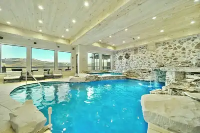 Image de New Amazing! PrivatePickleball~HotTub~FirePit~IndoorPool~Theater-Game Rm-Sleep33
