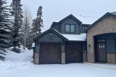 Image de Completely Updated Mountain Modern Frisco Home Close to 6 Ski Resorts