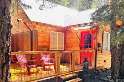 Image de Tahoe Cabin 1 mile from lake. Great for family or couples!