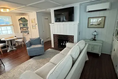 Image de Beautiful renovated  quiet cottage.