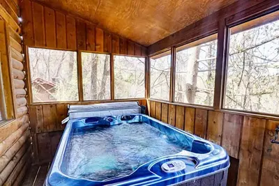 Image de Cozy Cabin w/ Hot Tub & Scenic Mountain Views