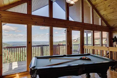 Image de Charming Wooded Cabin w/ Game Area & Views