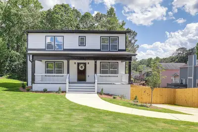 Image de Modern Decatur Gem w/ Deck, 10 Mi to Atlanta
