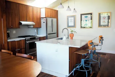 Image de Fenced Yard, Walkable, Parking!