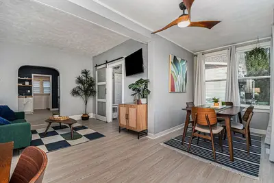 Image de Quiet nestled home located 1 mile from the world famous Henry Doorley Zoo.