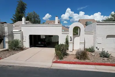 Image de Completely remodeled townhome;  3 Bedroom and 2 bath with a view of Mt Lemmon! !