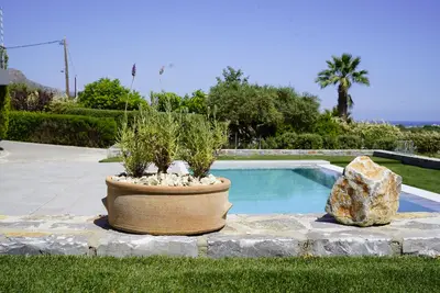 Relaxing place in the countryside, with a lovely pool and garden!