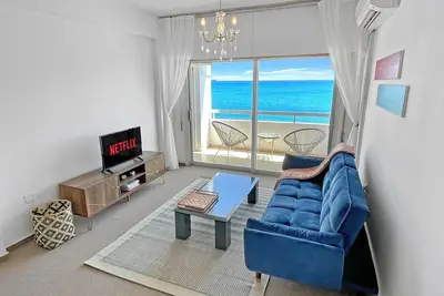 Image de 2br Seafront Apt. in center with community pool