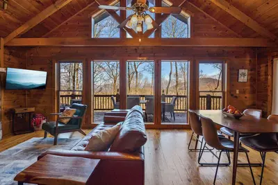 Image de Serene Mountain View Retreat. Pool, Firepit & Hot tub, Fireplace  Dogs Welcome!