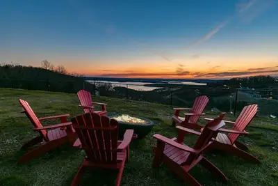 Image de Panoramic Table Rock Lake Views, Shared Outdoor Pool, Air Hockey, Free Tickets