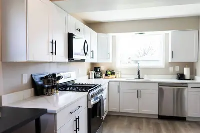 Image de Group Getaway- close to airport and downtown!