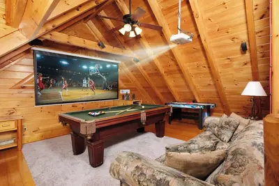Image de Mountain Fun - Cozy cabin with pool table and home theater!