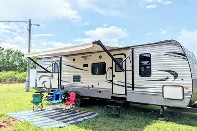 Image de Spacious 2 Bedroom Bunkhouse Rv, Farm View, Family and Dog Friendly