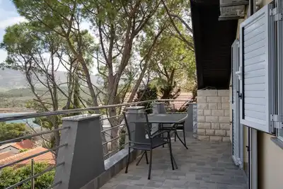 Image de Appartement de deux chambres avec la terrasse et la vue sur le mer Donji Karin, Novigrad (A-22350-b)