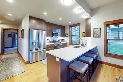 Image de Elegant, newer, 1st-floor condo with private hot tub - steps to resort marina