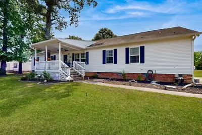 Image de Renovated retreat with a private pool, hot tub, and endless outdoor adventures