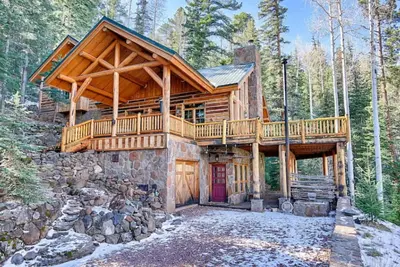 Image de Luxurious wood cabin nestled in the woods with patio& hot tub