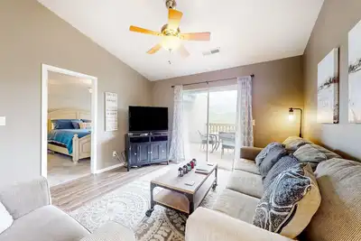 Image de Lake-view condo with hot tub, outdoor pool, tennis, game room, deck, W/D, Ac