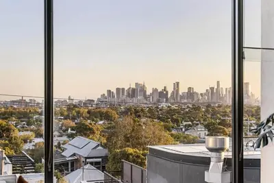 Image de Your home away from home! Just 50m from the World's Coolest Street.